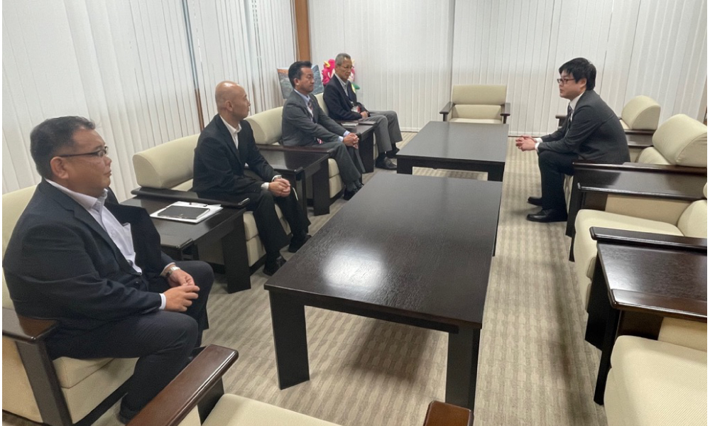 大阪府大阪狭山市感謝状贈呈式での会談の様子